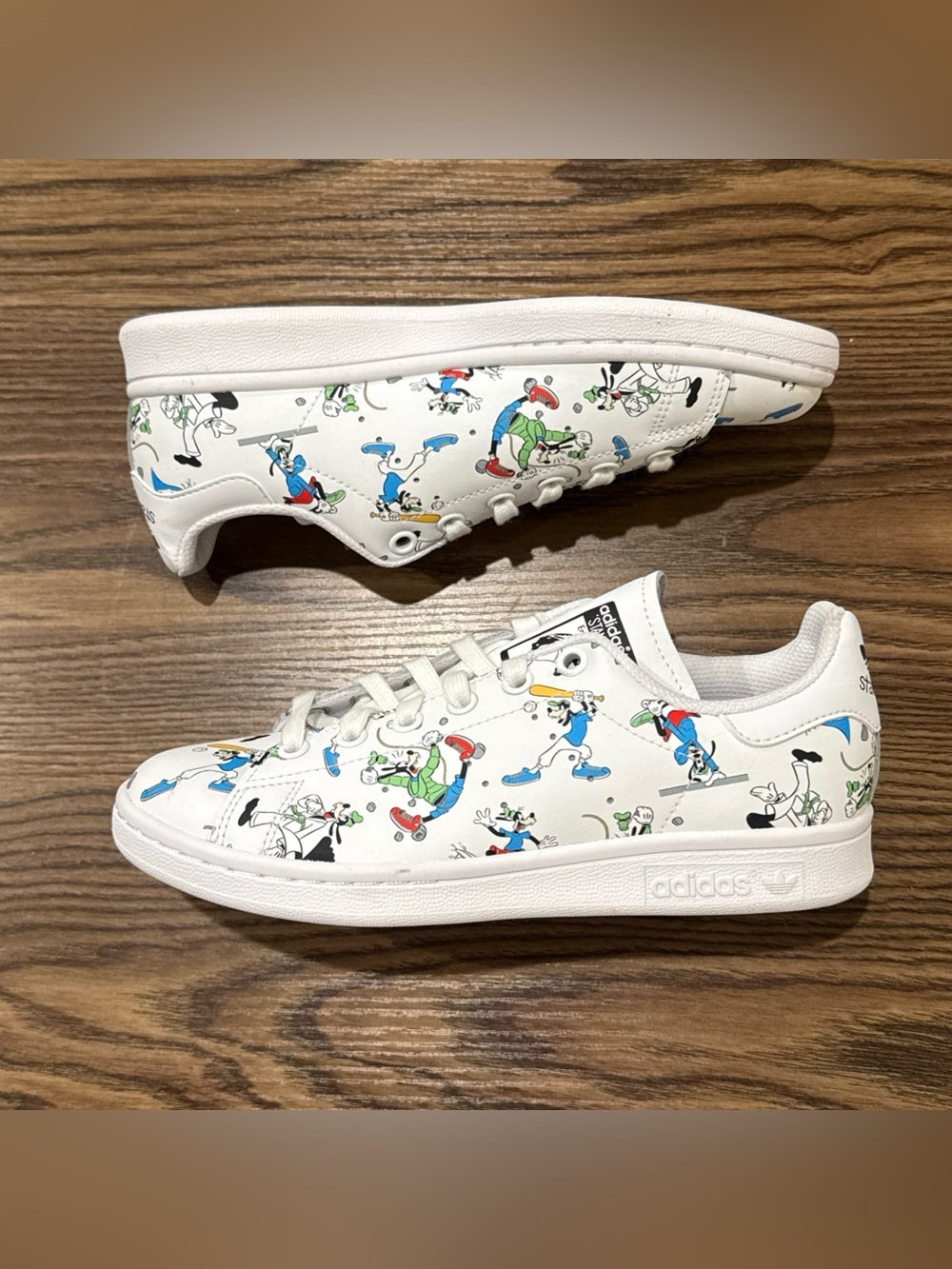 adidas Originals Stan Smith Disney “Goofy”White Men’s Size 4 / Women’s 5 FZ0061